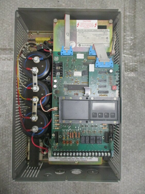 ALLEN BRADLEY 1336-C010-EAD Регулируемый частотный привод (преобразователь частоты) Преобразователь частоты ALLEN BRADLEY 1336-C010-EAD, 10 HP, 575 V, 3 фазы